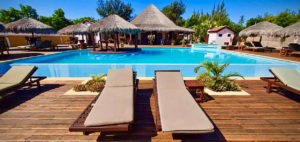 Zwei Liegen vor einem Pool in Madagaskar